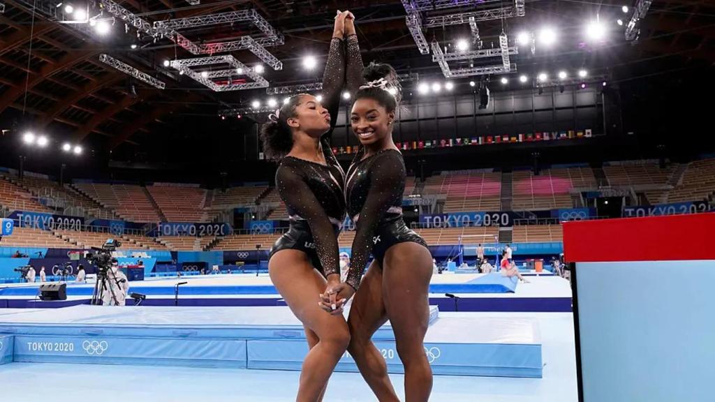 Jordan Chiles y Simone Biles en los Juegos Olímpicos de Tokio 2020