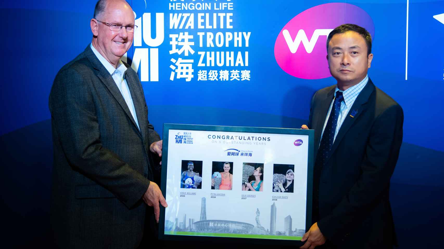 Steve Simon, director de WTA, presentando un torneo en China