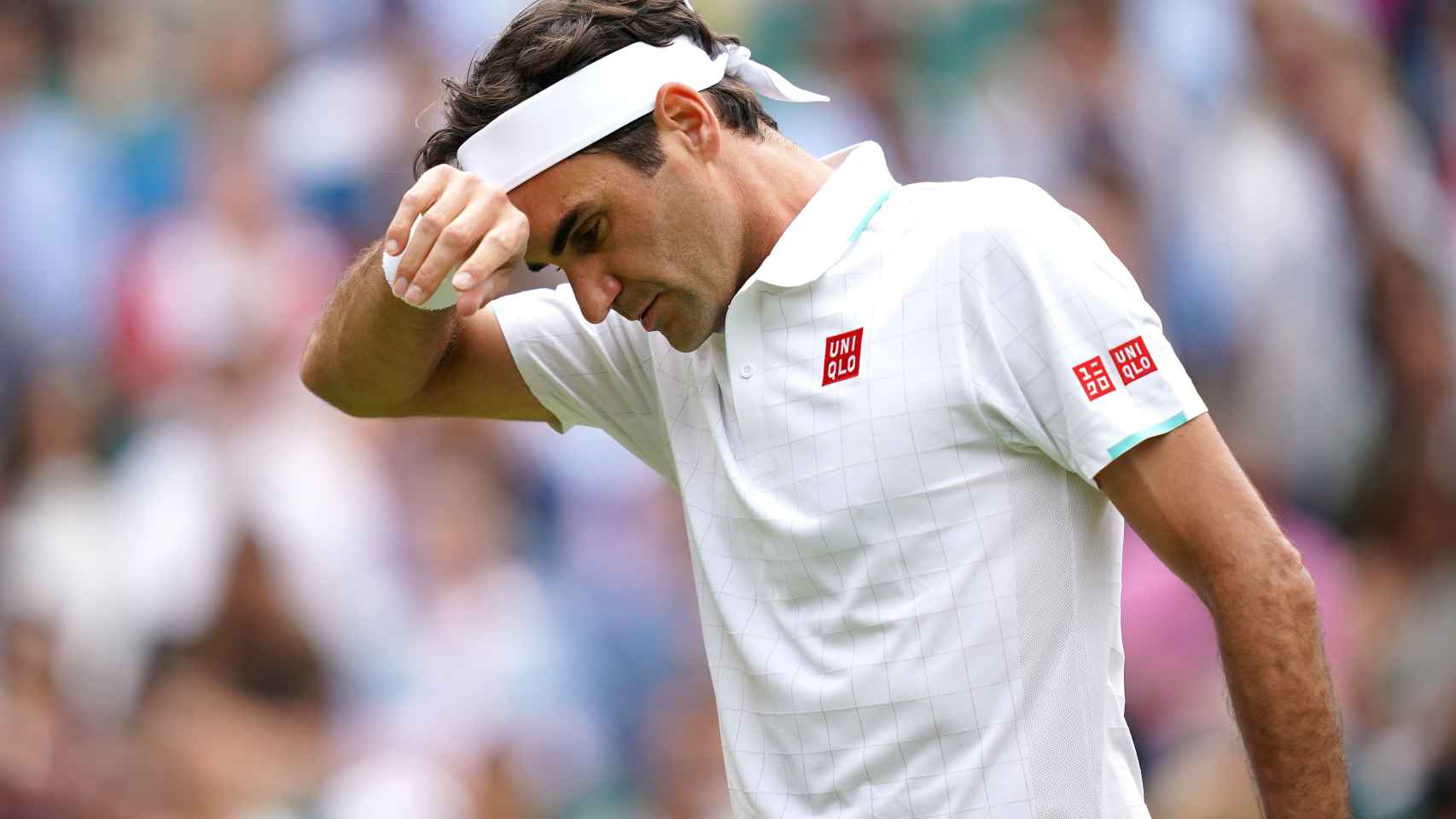 Roger Federer se seca el sudor y se lamenta tras un punto perdido en Wimbledon