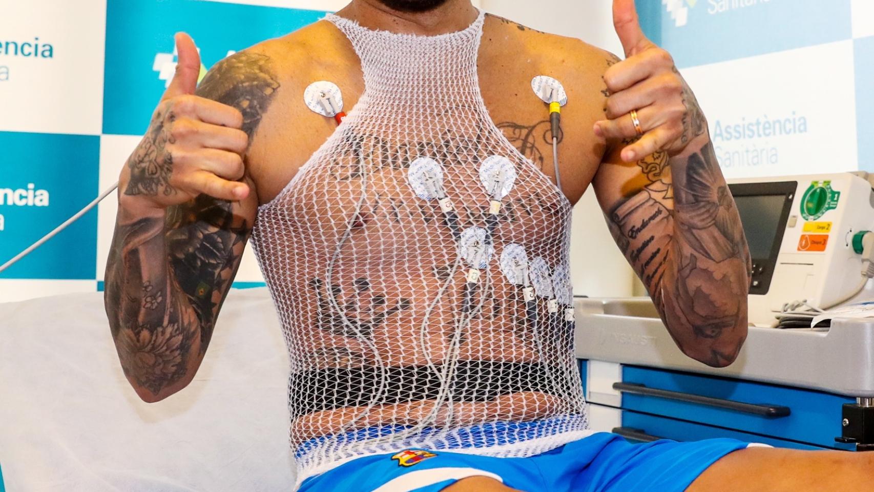 Dani Alves, pasando reconocimiento médico con el FC Barcelona