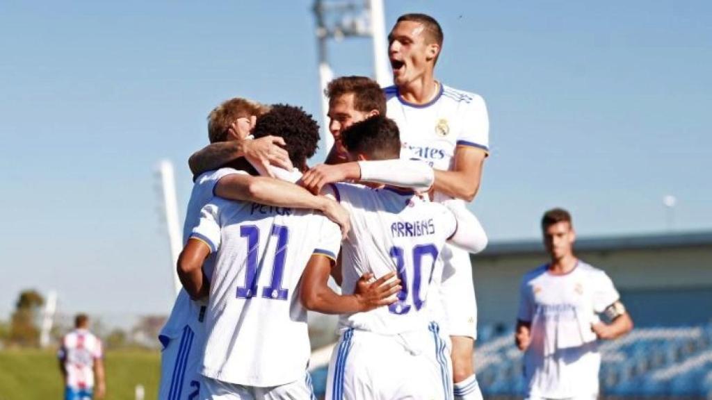 Los jugadores del Real Madrid Castilla celebran uno de sus goles ante el Algeciras.