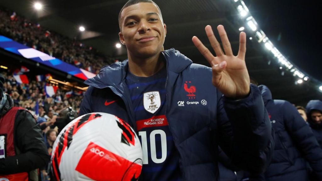 Mbappé con el balón del partido tras marcarle un póker a Kazajistán