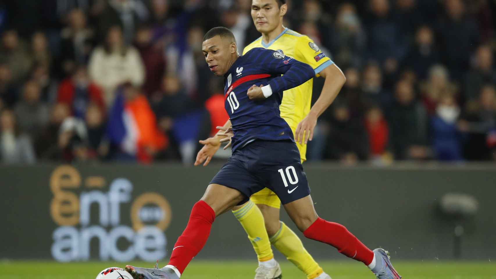Mbappé marcando un gol con Francia