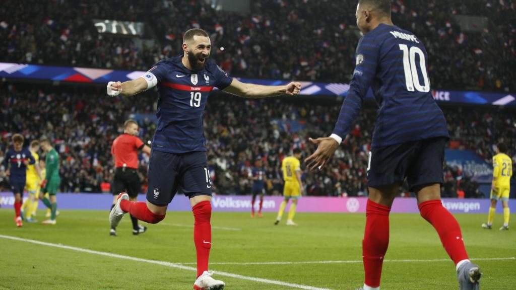 Mbappé y Benzema celebra un gol