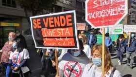 Los manifestantes han portado carteles de Se vende con el nombre de los pueblos de Cuenca.