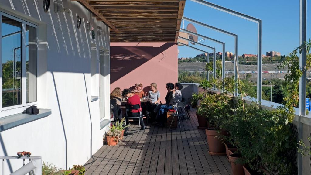 Varios de los habitantes de Entrepatios, en Madrid, compartiendo el día.