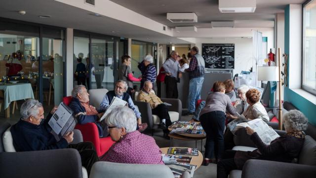 Imagen de archivo de personas mayores en una sala.