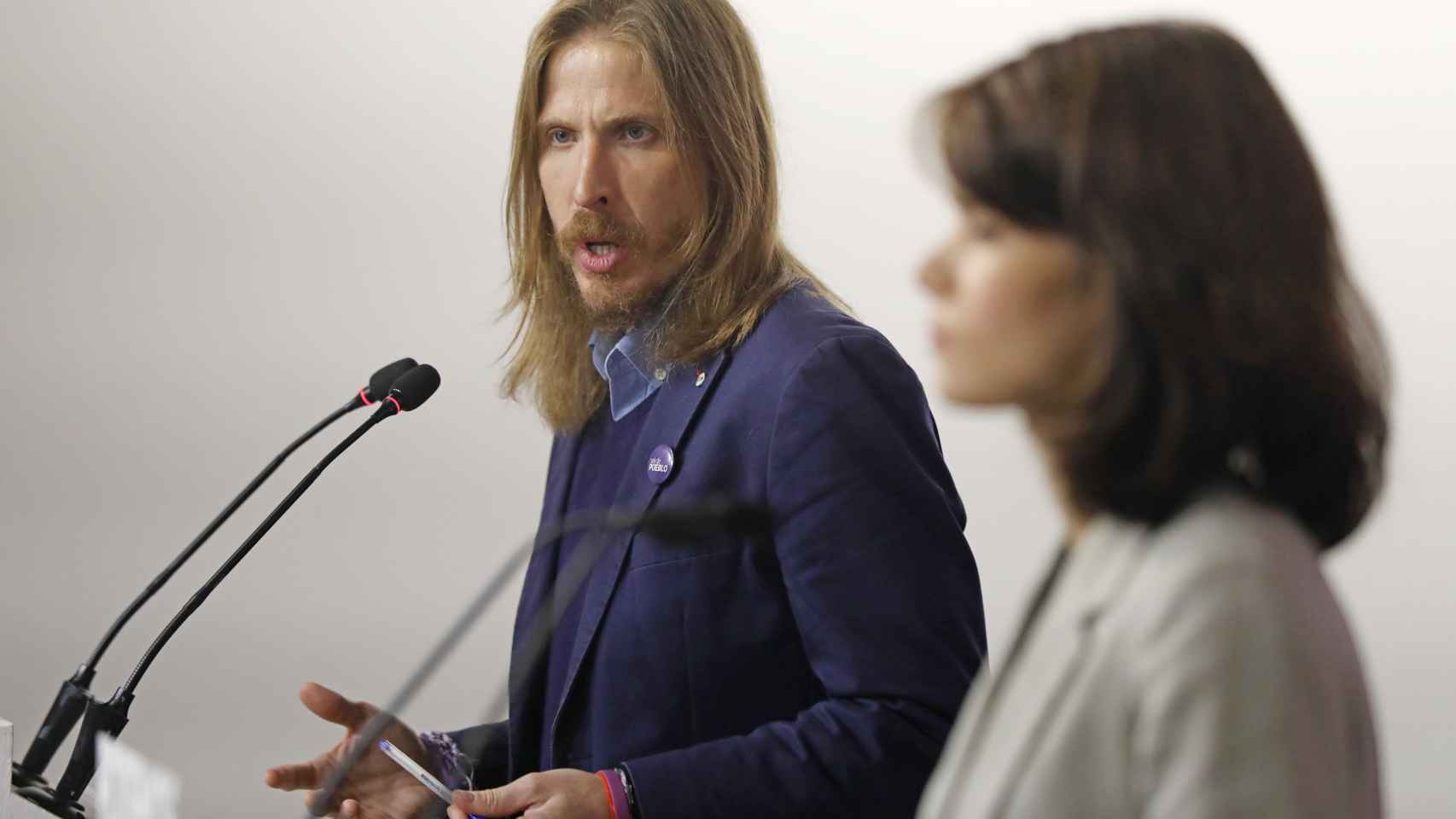 Los portavoces de Podemos, Isa Serra y Pablo Fernández, ofrecen una rueda de prensa.