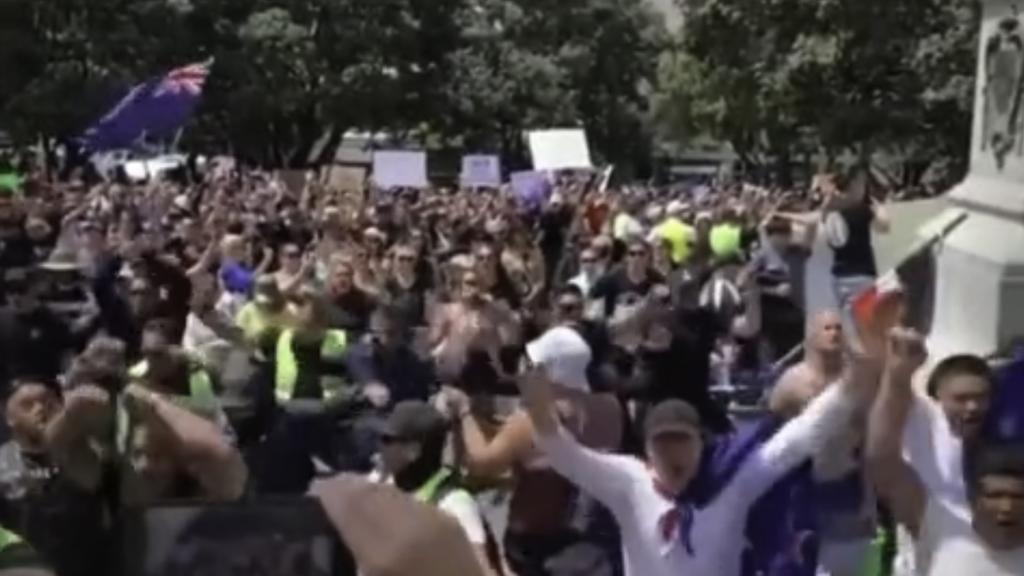 Los antivacunas bailan una haka en señal de protesta ante el Parlamento neozelandés.