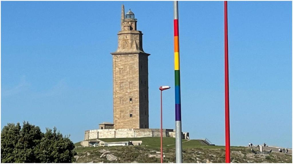 Postes con los colores del Orgullo en el entorno de la Torre.