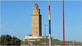 Postes con los colores del Orgullo en el entorno de la Torre.