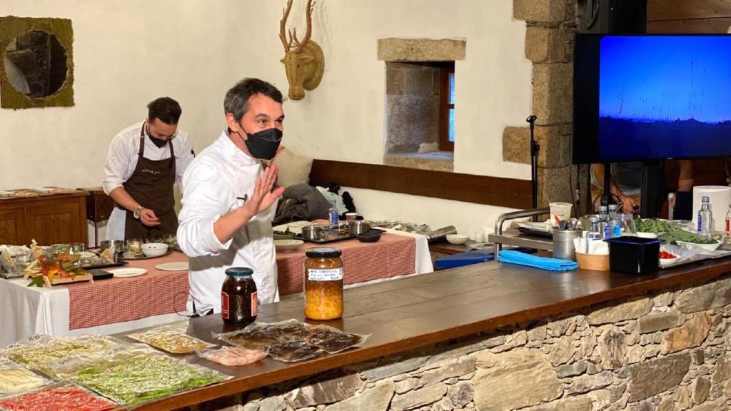 El chef Javier Olleros forma a los responsables de cocina de los locales de la Reserva de Biosfera Mariñas Coruñesas e Terras do Mandeo.