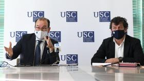 El rector de la USC, Antonio López, y el gerente y responsable de covid-19, Javier Ferreira, en una foto de archivo.