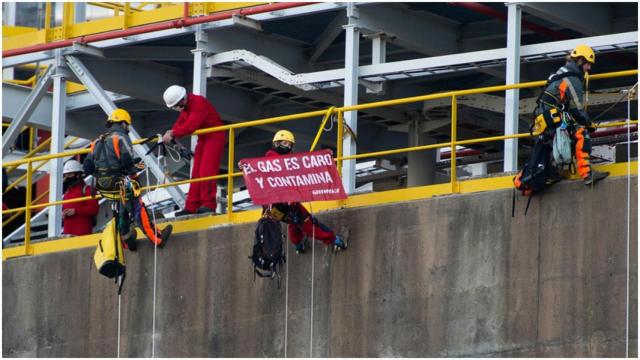 Activistas en la planta de Mugardos.