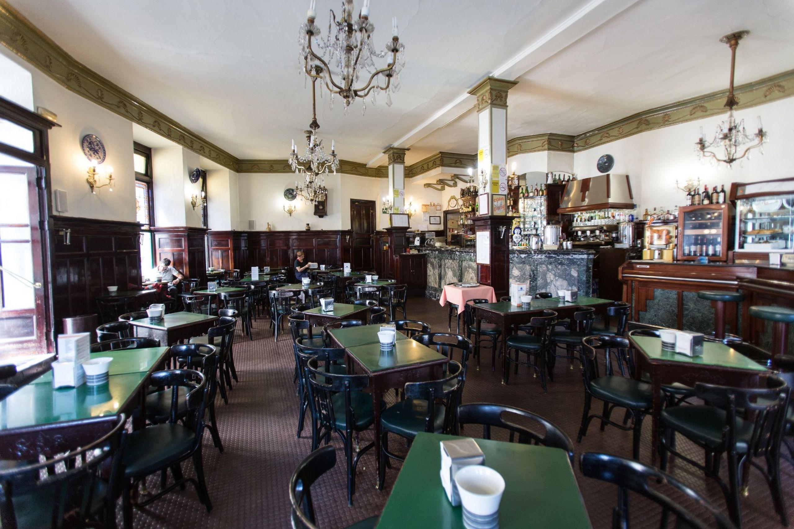 El interior del Café Derby antes de su cierre.