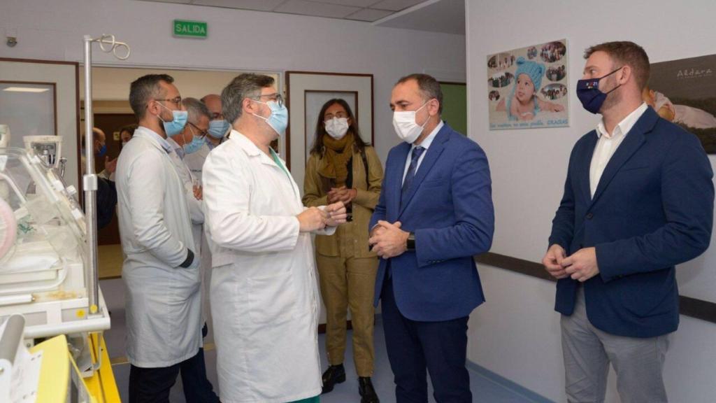 El conselleiro de Sanidade, Julio García Comesaña,visita la unidad de neonatología del Hospital Materno Infantil
