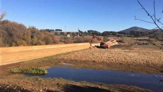 Comienza el desmantelamiento de la presa de Los Jarales en la provincia de Ciudad Real. Foto: Confederación