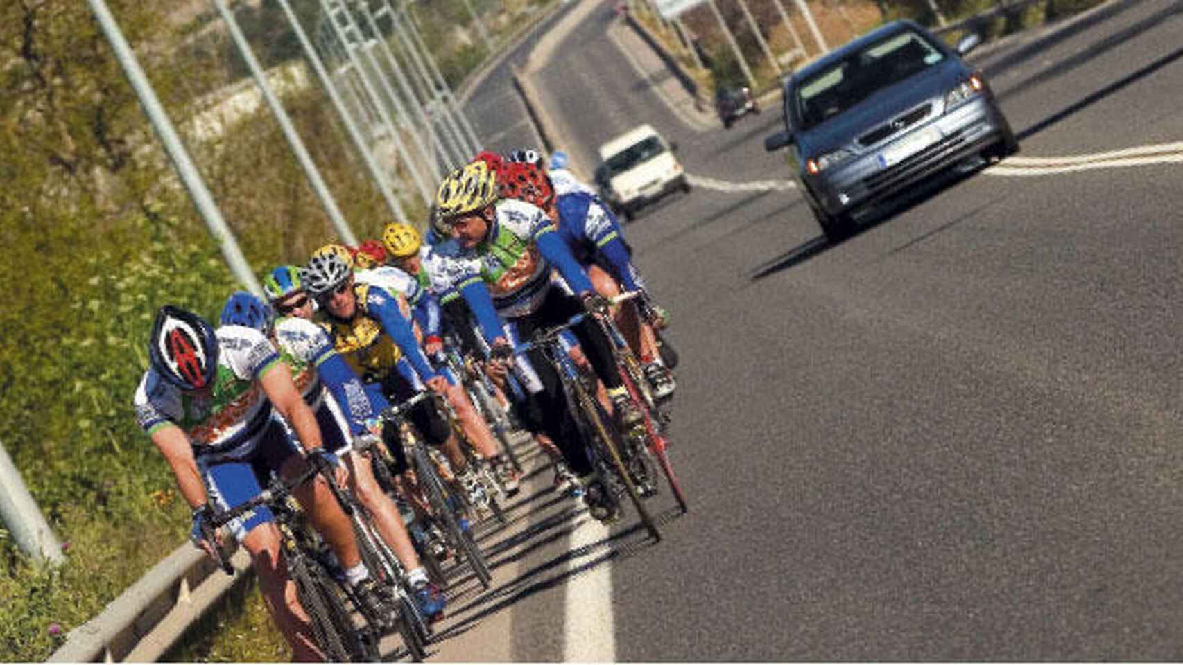 Se podría rebasar una línea continua para adelantar ciclistas si las circunstancias lo permiten.