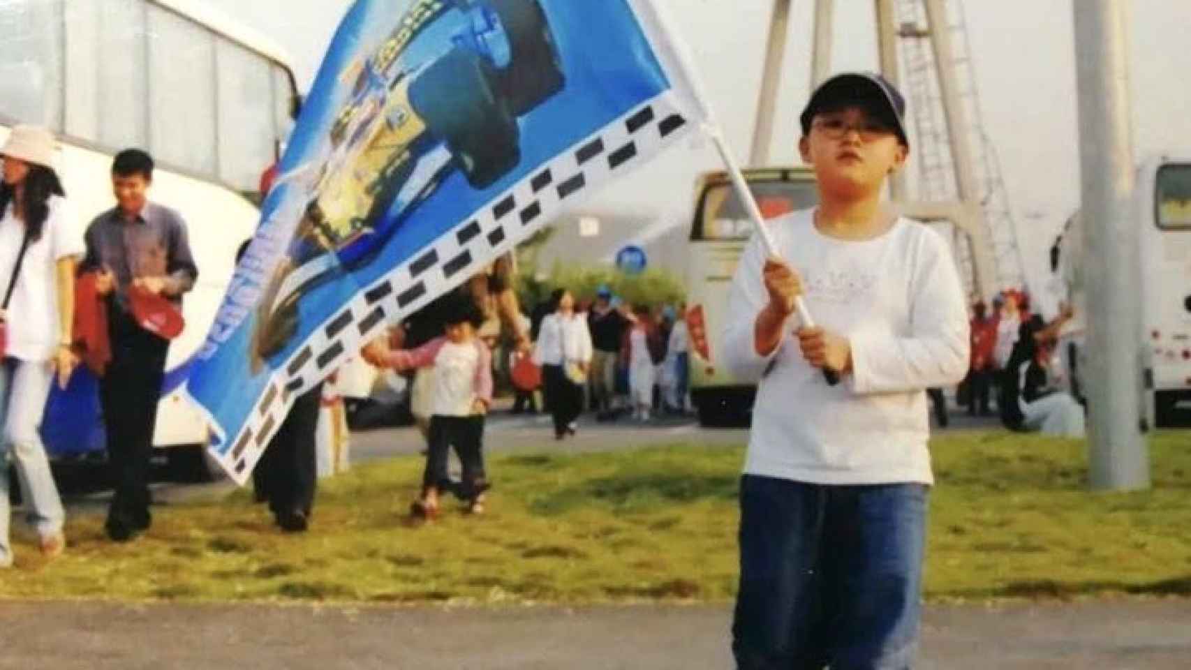 Guanyu Zhou, de pequeño, animando a Fernando Alonso