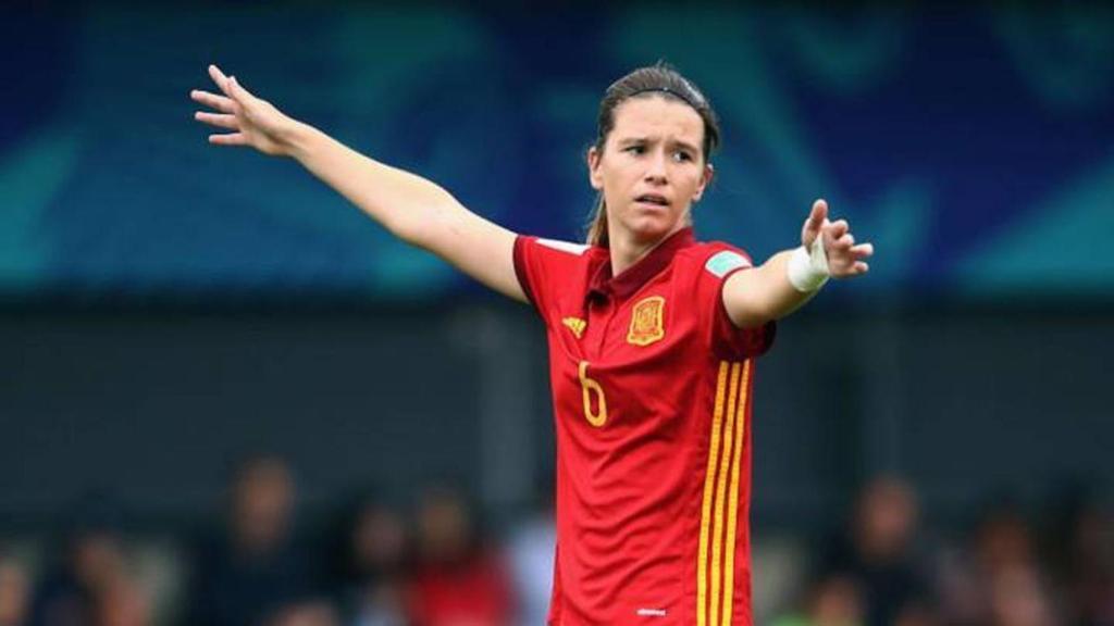 Damaris Egurrola, con la camiseta de la selección española de fútbol femenino.