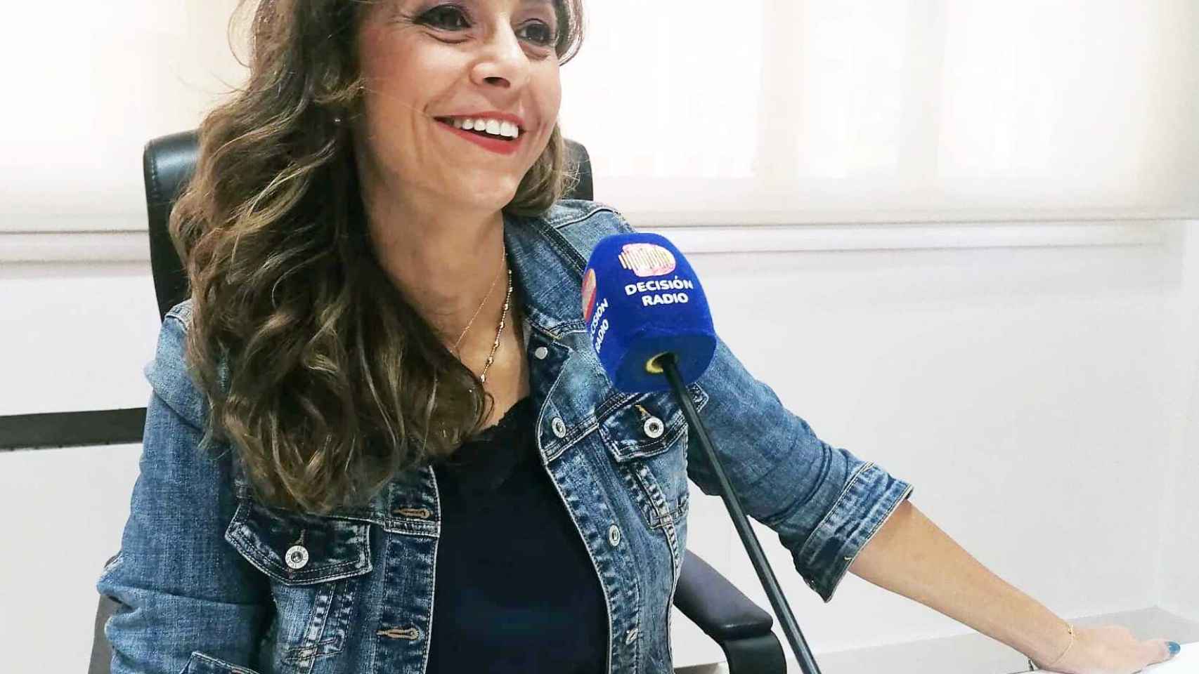 Mónika Vergara presenta y dirige su propio programa de radio.