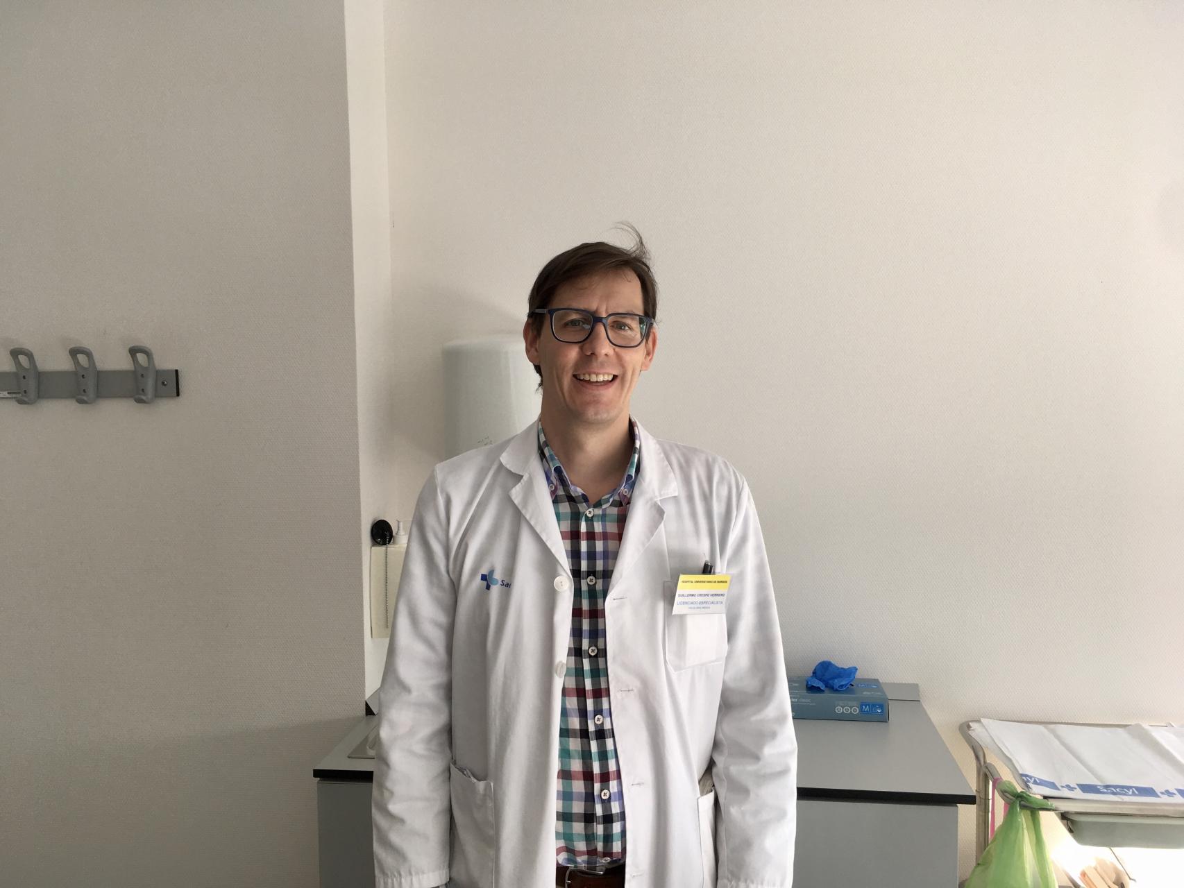 El Doctor Guillermo Crespo en su consulta en el Hospital Universitario de Burgos