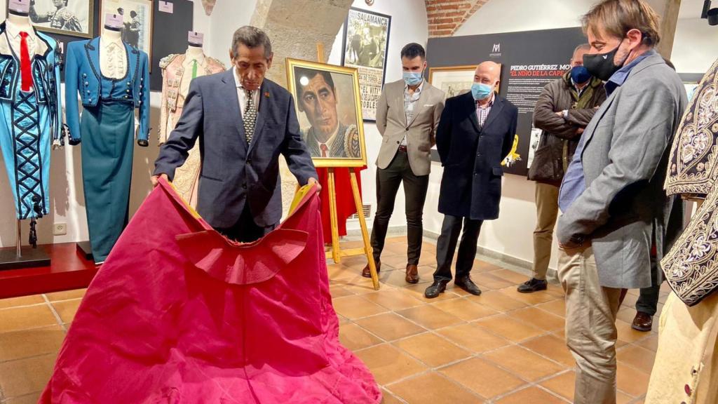 Andrés Vázquez, con el capote ante el concejal de Turismo, Fernando Castaño