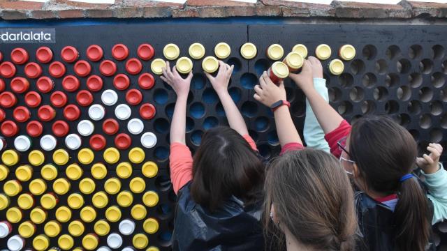 Los jóvenes de Aldeamayor montando el mural