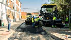Trabajos de pavimentación en el Barrio de San Isidro de Benavente