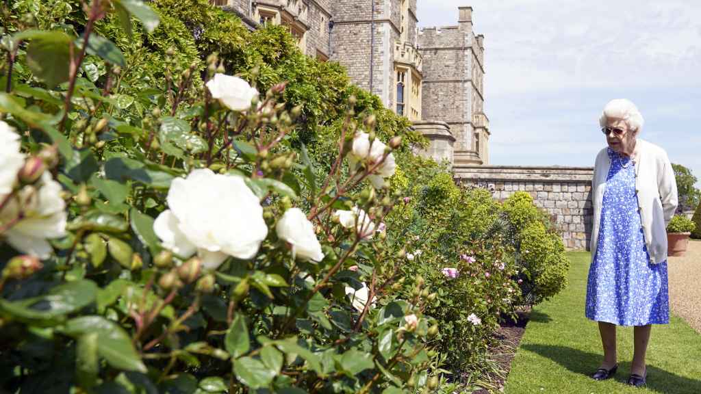 La reina Isabel en las inmediaciones del castillo de Windsor.