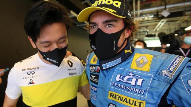 Guanyu Zhou y Fernando Alonso, durante el Gran Premio de Abu Dhabi 2020