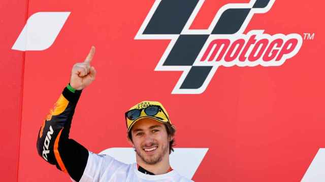 Remy Gardner celebra su campeonato del mundo de Moto2 en Valencia.