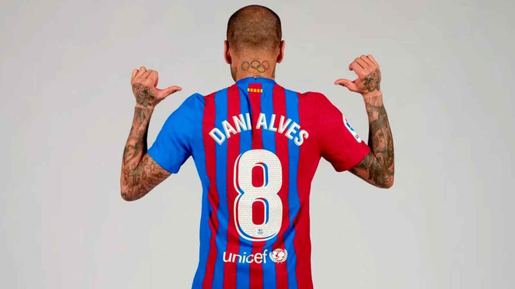 Dani Alves posa con la camiseta del Barcelona con el dorsal 8
