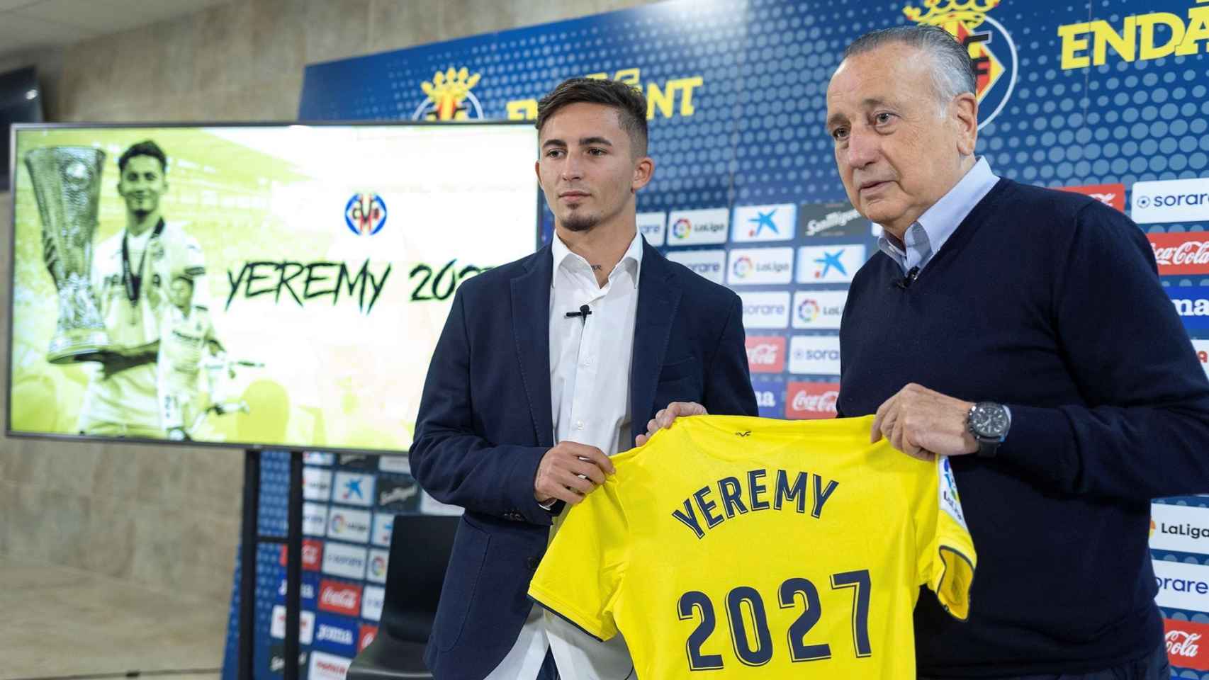 Yeremy Pino posa junto a Fernando Roig, en el acto de renovación del Villarreal