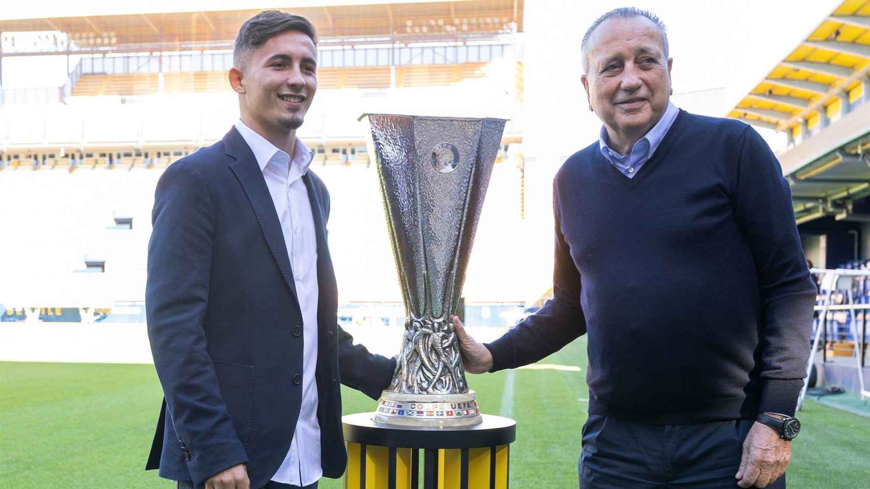 Yeremy Pino y Fernando Roig posan con la copa de la Europa League ganada por el Villarreal