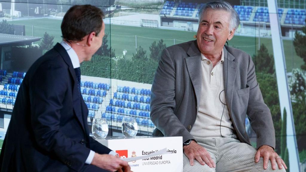 Emilio Butragueño y Carlo Ancelotti, durante un acto en la Ciudad Real Madrid