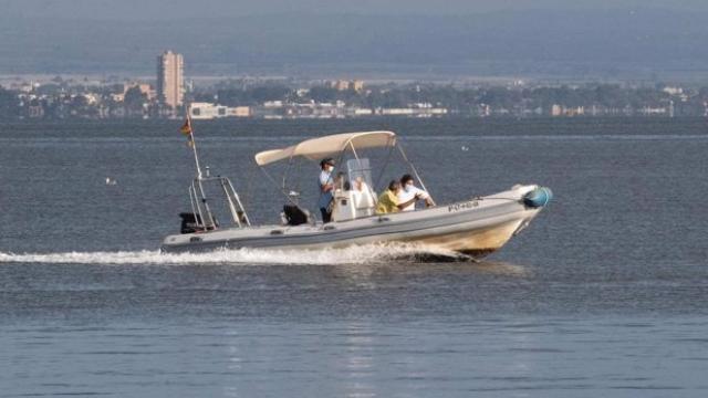 El presidente de Murcia, Fernando López Miras, en agosto, supervisando el estado del Mar Menor tras el episodio de anoxia.