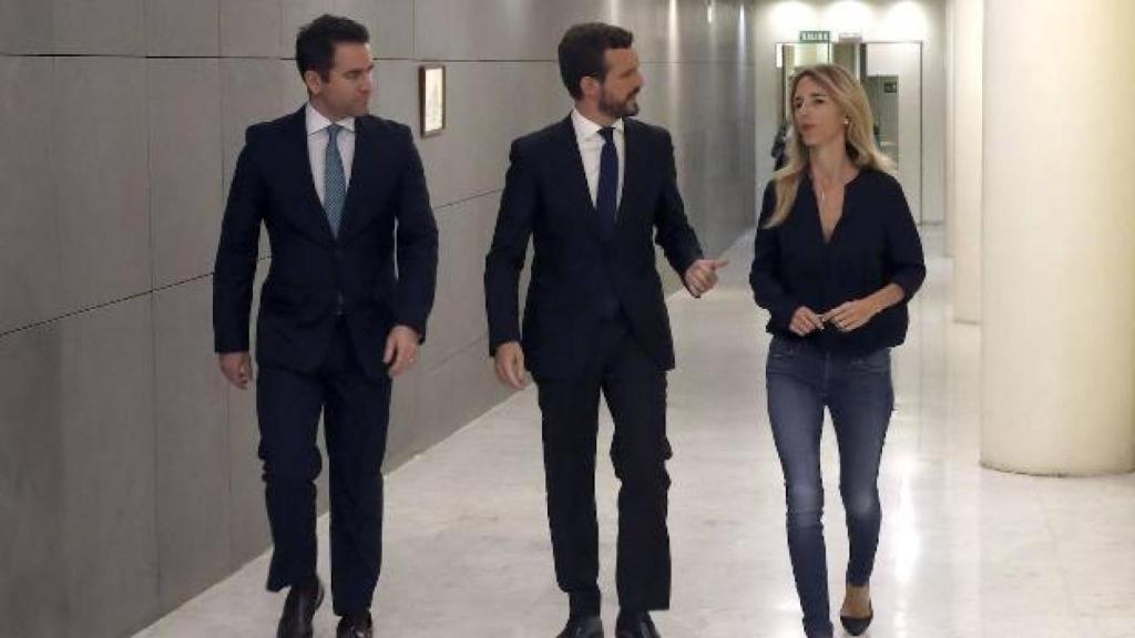 Cayetana Álvarez de Toledo, junto a Casado y Egea, cuando era portavoz parlamentaria del PP.