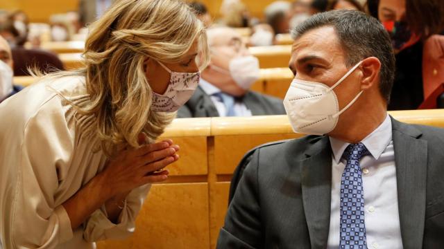 La vicepresidenta segunda, Yolanda Díaz, junto a Pedro Sánchez, presidente del Gobierno, en el Senado.