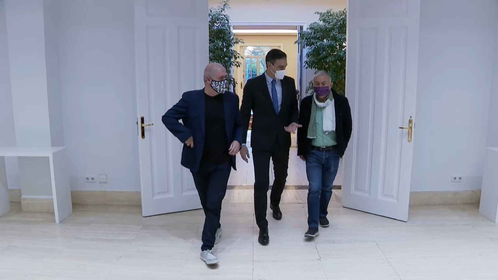 El presidente, Pedro Sánchez, junto a Unai Sordo (CCOO) y Pepe Ávarez (UGT), en Moncloa.