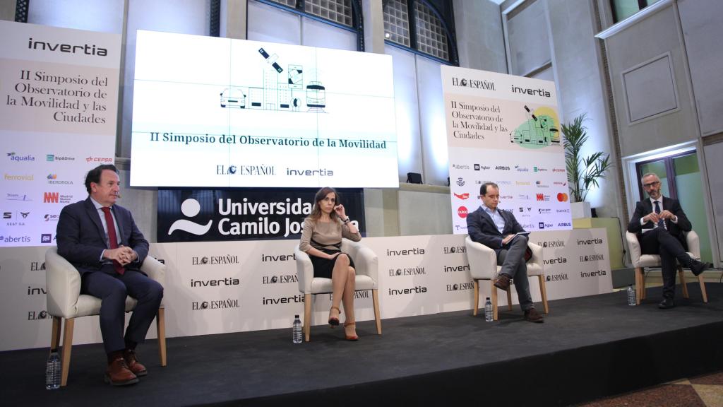 De izquierda a derecha, el presidente Asociación de Transportes Públicos Urbanos y Metropolitanos (Atuc),  Rubén Leonor; Silvia Roldán, CEO de Metro de Madrid;  Rubén Leonor, director de Estrategia de Renfe; Ignacio González-Posada, director de Aceptación y Aquerencia de Mastercard España  y Gerardo Lertxundi, consejero delegado de TMB en la pantalla.