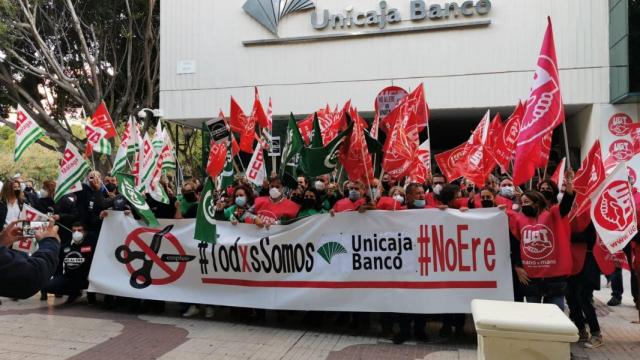 Empleados de Unicaja Banco se concentran frente a la sede malagueña del banco este martes.