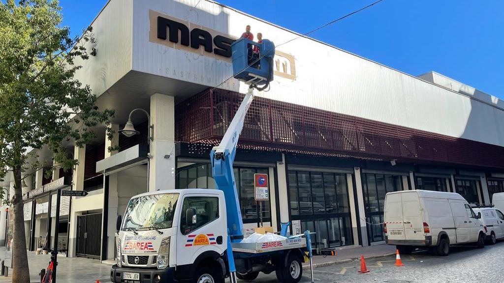 Ultiman los trabajos de apertura del nuevo supermercado junto a la Plaza de la Merced.