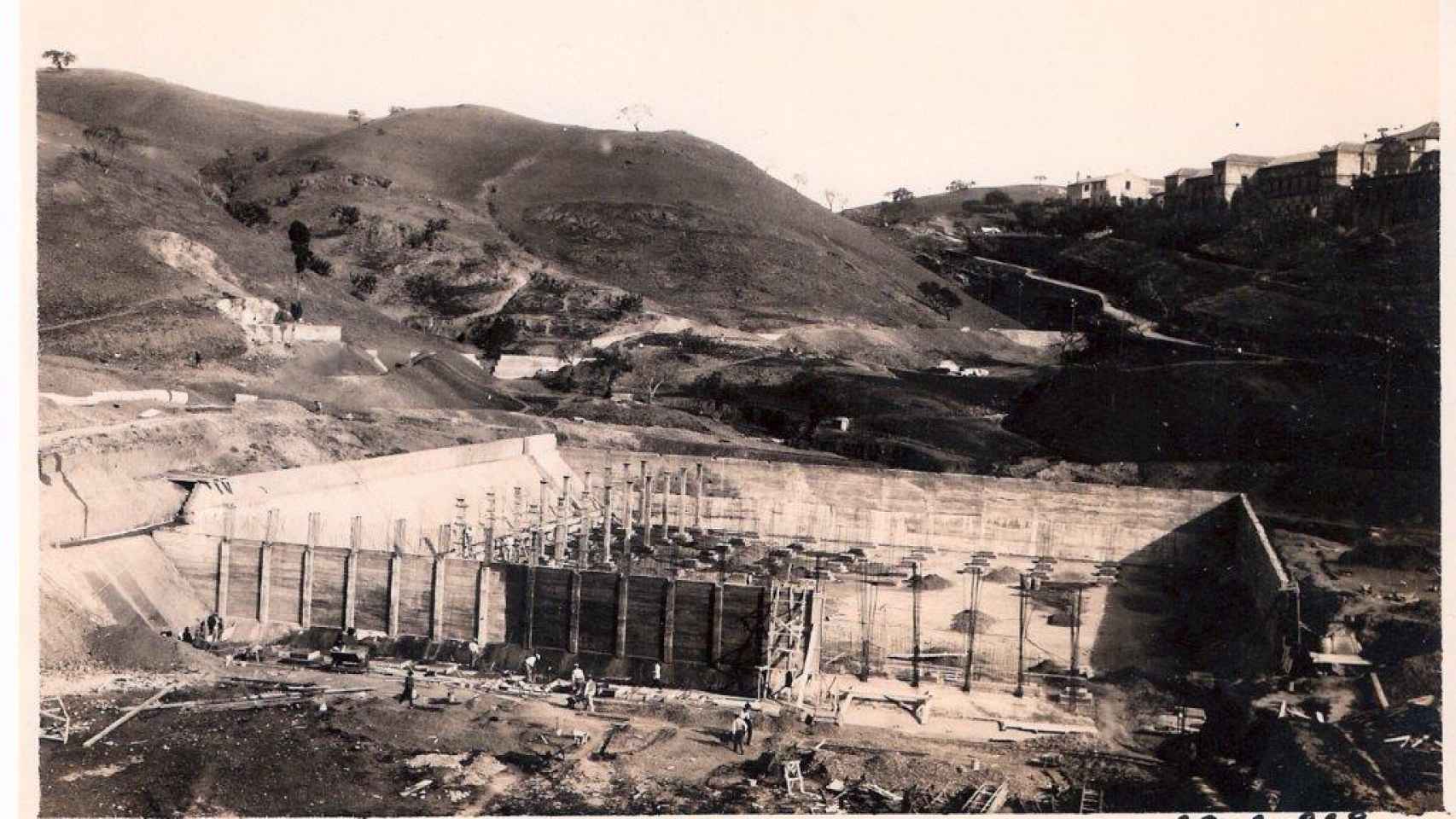 Imagen de archivo de la construcción del depósito de agua de Fuente Olletas, en Málaga.