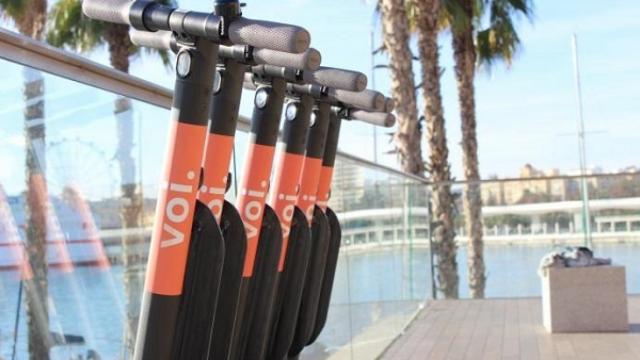 Varios patinetes de la empresa Voi en Málaga.