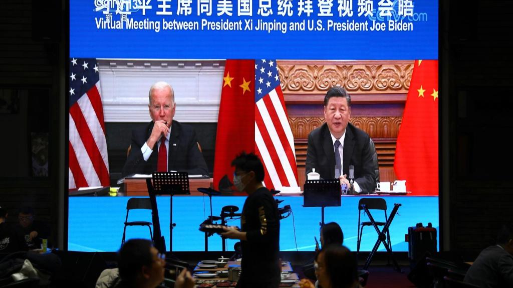 Una captura de la reunión entre Joe Biden y Xi Jinping en un restaurante en Pekín.