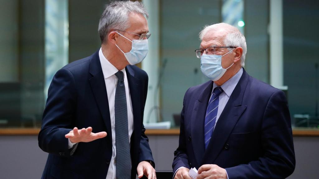 El secretario general de la OTAN, Jens Stoltenberg, y Josep Borrell, durante la reunión de ministros de Defensa.