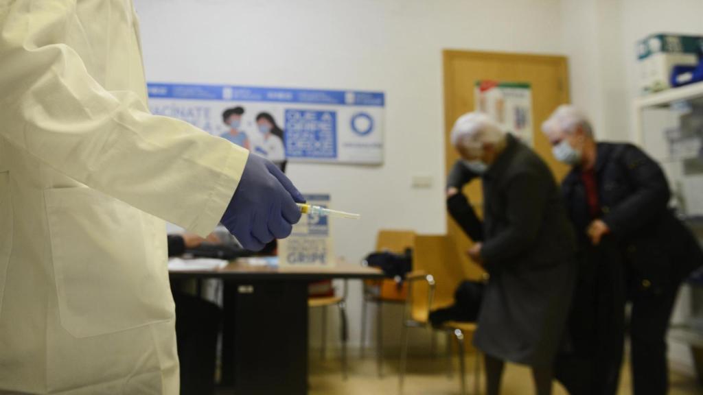 Un enfermero prepara una vacuna contra la gripe para administrársela a varios ancianos en Ourense, Galicia, (España).