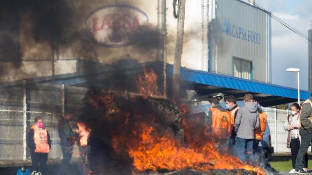 Una hoguera durante una acción sindical ante la planta de Larsa para exigir unos precios justos.