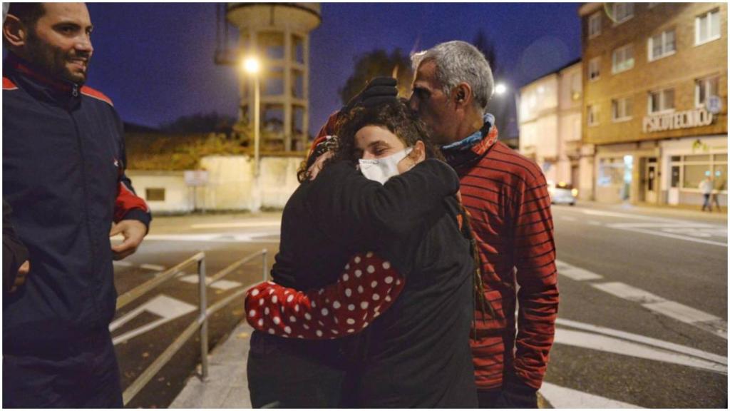 familiares a la salida del cuartel, en Ferrol.